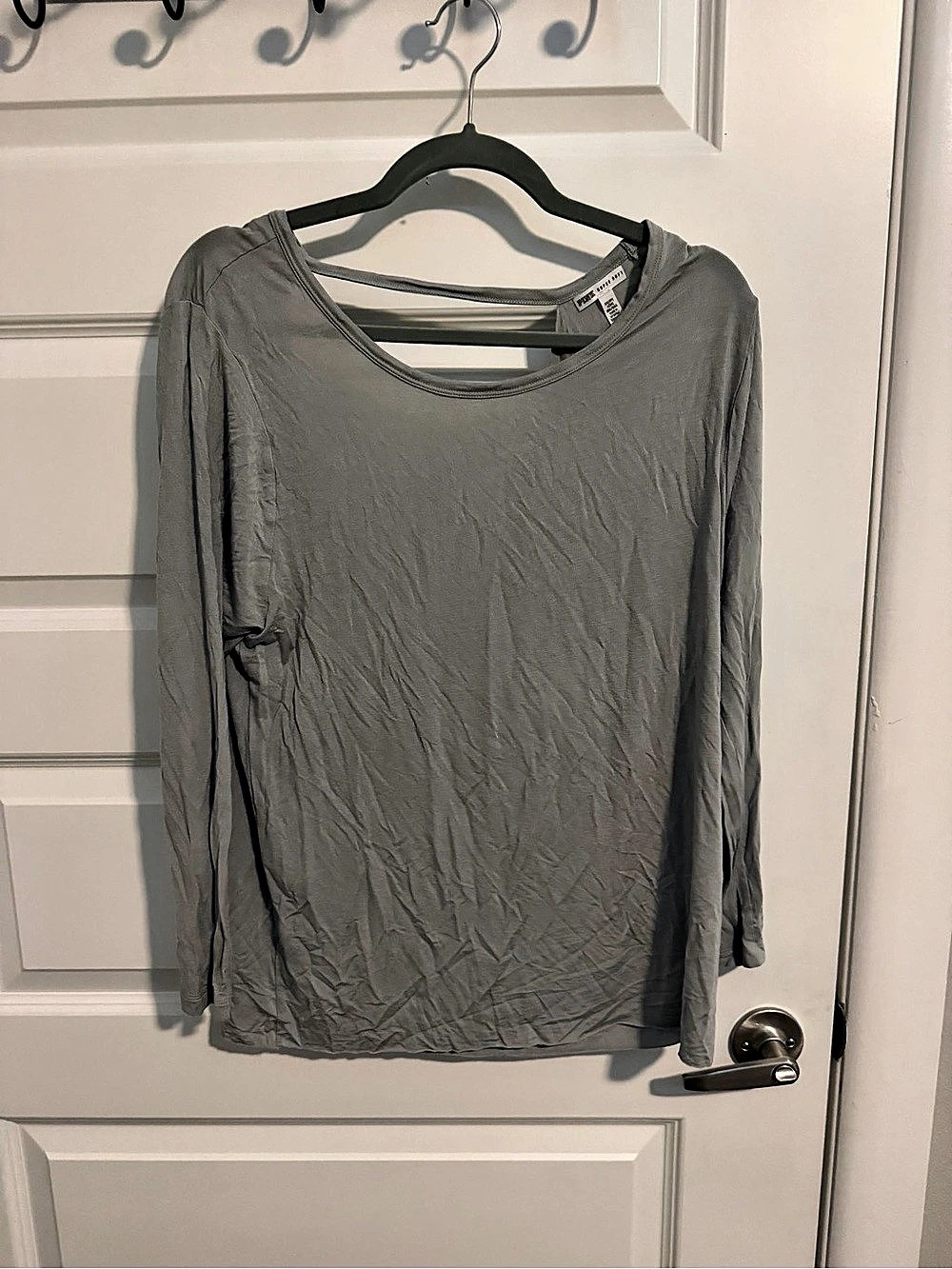 PINK Long Sleeve Scoop Neck Top in Gray Size XS